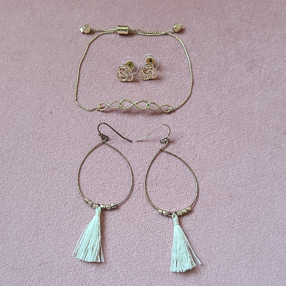 Gold and Cream Jewelry Set (2 Earrings, 1 Bracelet)